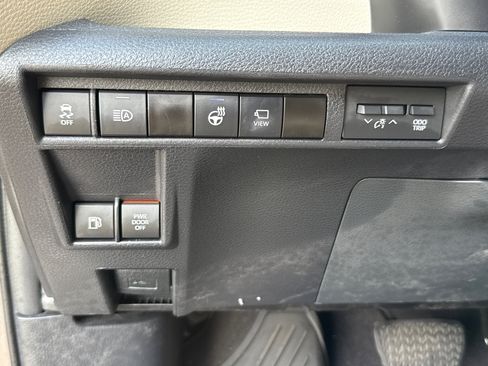 Used 2023 Toyota Sienna Platinum FWD image 27