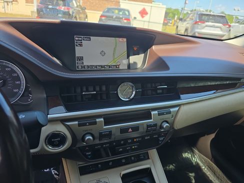 Used 2016 Lexus ES 300h w/ Luxury Package w/Wood Trim FWD image 23