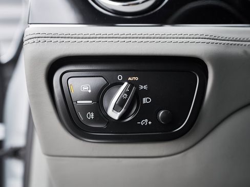 Used 2023 Bentley Bentayga Extended Wheelbase image 53