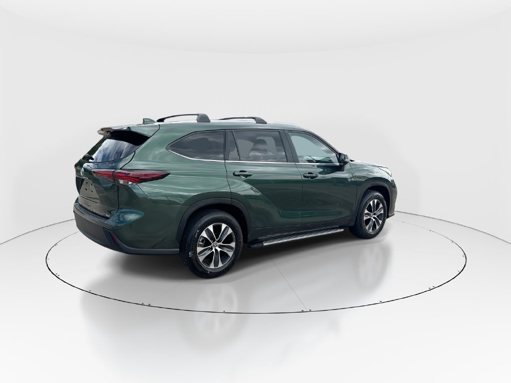 Used 2025 Toyota Highlander XLE FWD image 8