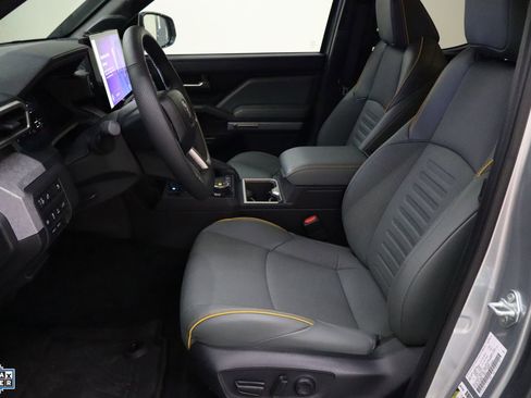 Used 2024 Toyota Tacoma Trailhunter image 13