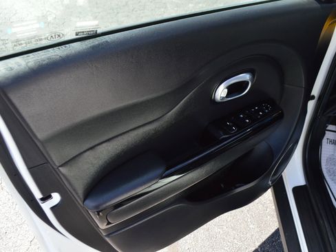 Used 2016 Kia Soul ! FWD image 13