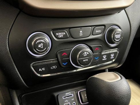 Used 2014 Jeep Cherokee Latitude w/ Comfort/Convenience Group image 9