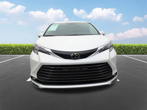New 2026 Toyota Sienna XLE FWD image 9