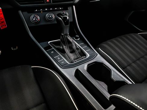 Used 2024 Volkswagen Jetta Sport image 6