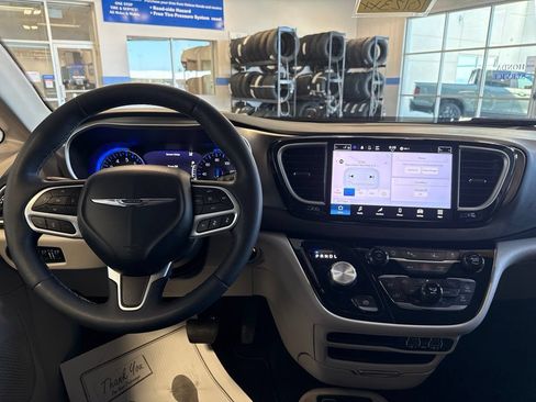 Used 2024 Chrysler Pacifica Touring-L FWD image 10