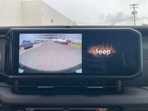 Used 2025 Jeep Wrangler Unlimited Rubicon AWD/4WD image 15