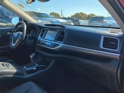Used 2018 Toyota Highlander SE image 22