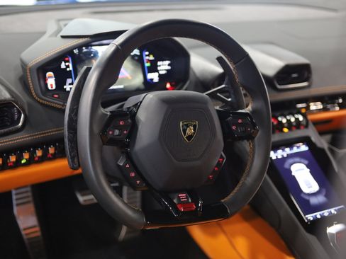 Used 2020 Lamborghini Huracan EVO RWD image 27