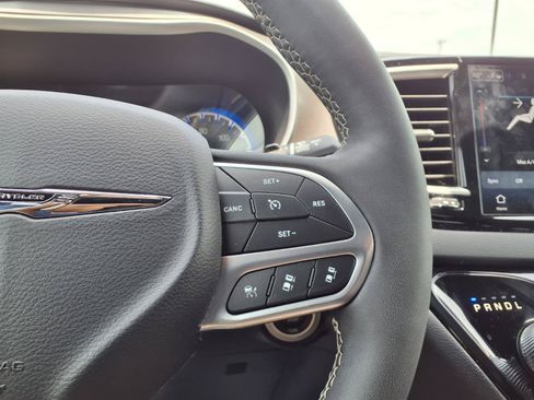 Used 2026 Chrysler Pacifica Select FWD image 9