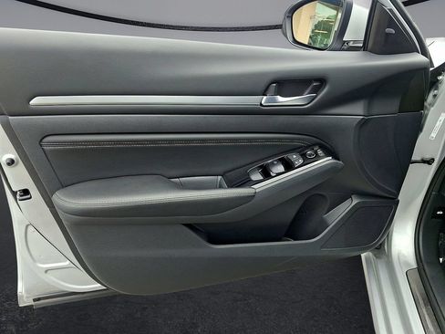 Used 2022 Nissan Altima 2.5 SL FWD image 11