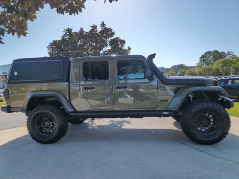 Used 2025 Jeep Gladiator Sport image 11