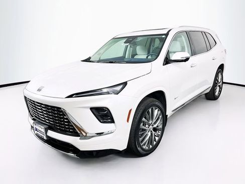 Certified 2025 Buick Enclave Avenir image 3