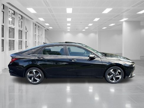 Used 2023 Hyundai Elantra Limited FWD image 4