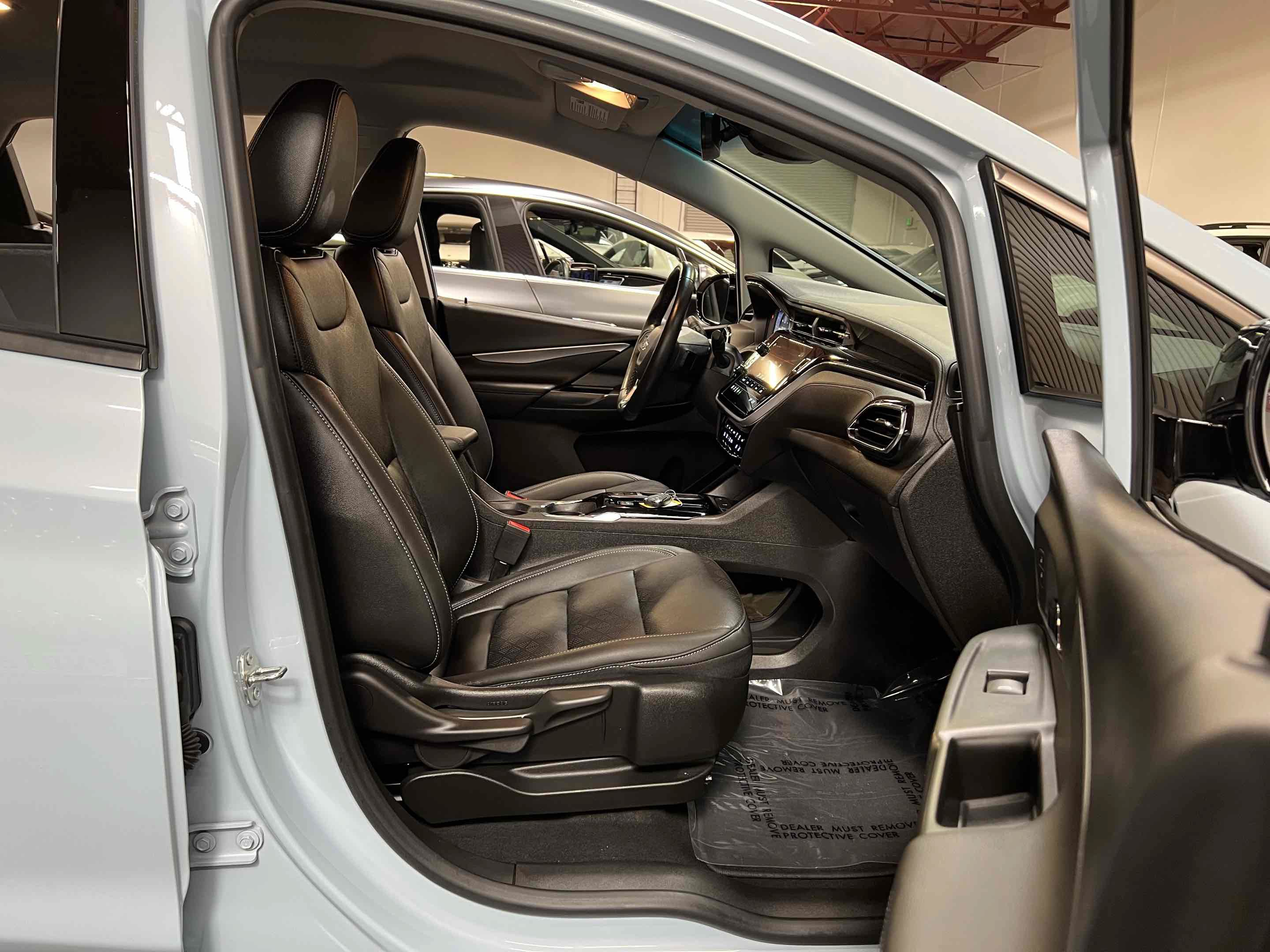 Used 2023 Chevrolet Bolt LT w/ Infotainment Package FWD image 36