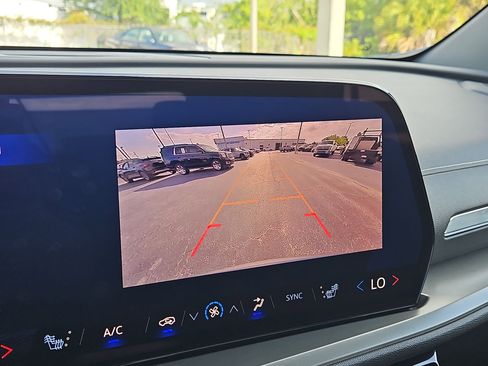 Used 2025 Chevrolet Traverse LT FWD image 25