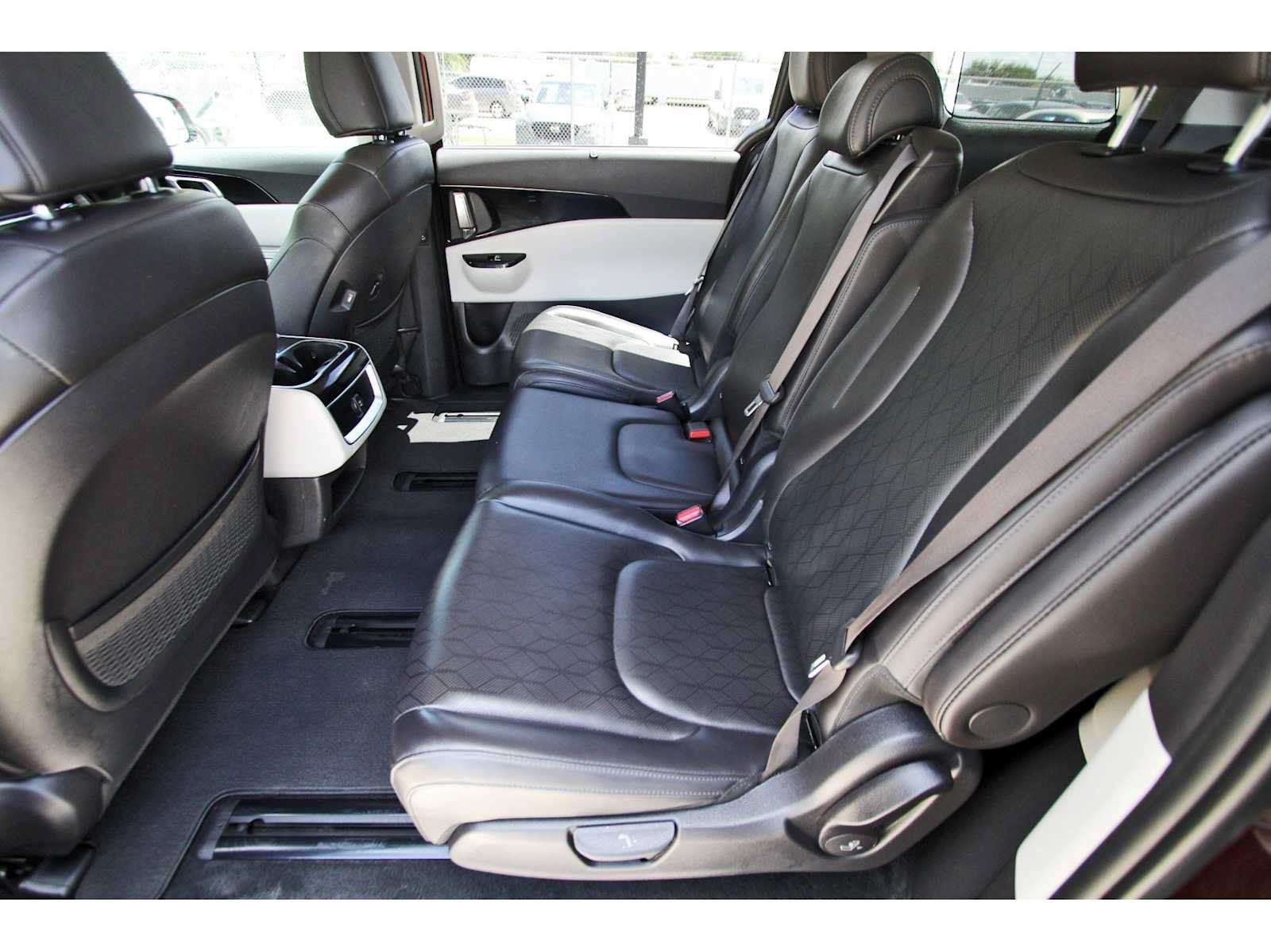 Used 2024 Kia Carnival EX FWD image 12