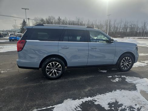 Used 2025 Ford Expedition Platinum image 37