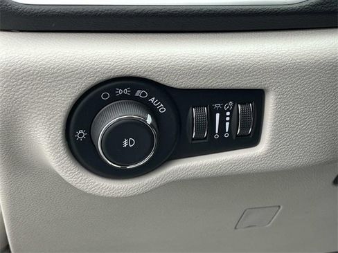 Used 2024 Chrysler Pacifica Touring-L image 35