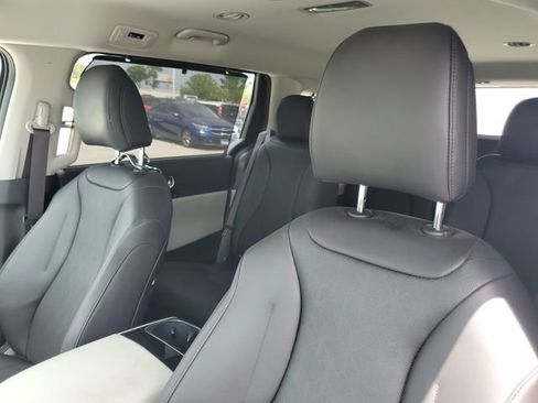 Used 2024 Kia Carnival EX FWD image 21