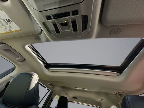 Used 2024 Toyota Highlander XLE FWD image 28