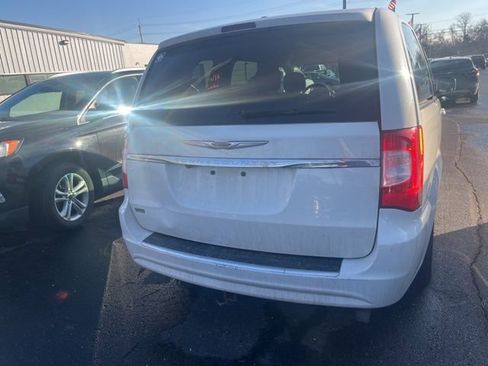 Used 2013 Chrysler Town & Country Touring image 6