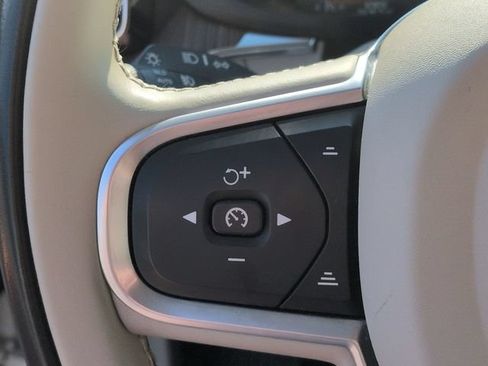 Used 2021 Volvo XC60 T5 Momentum w/ Premium Package FWD image 18