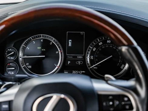 Used 2021 Lexus LX 570 4WD w/ Luxury Package image 24