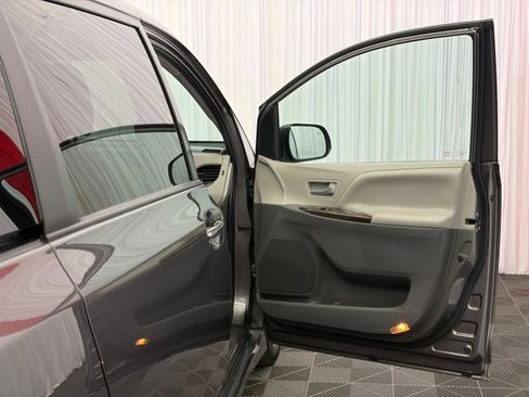 Used 2020 Toyota Sienna XLE FWD image 16