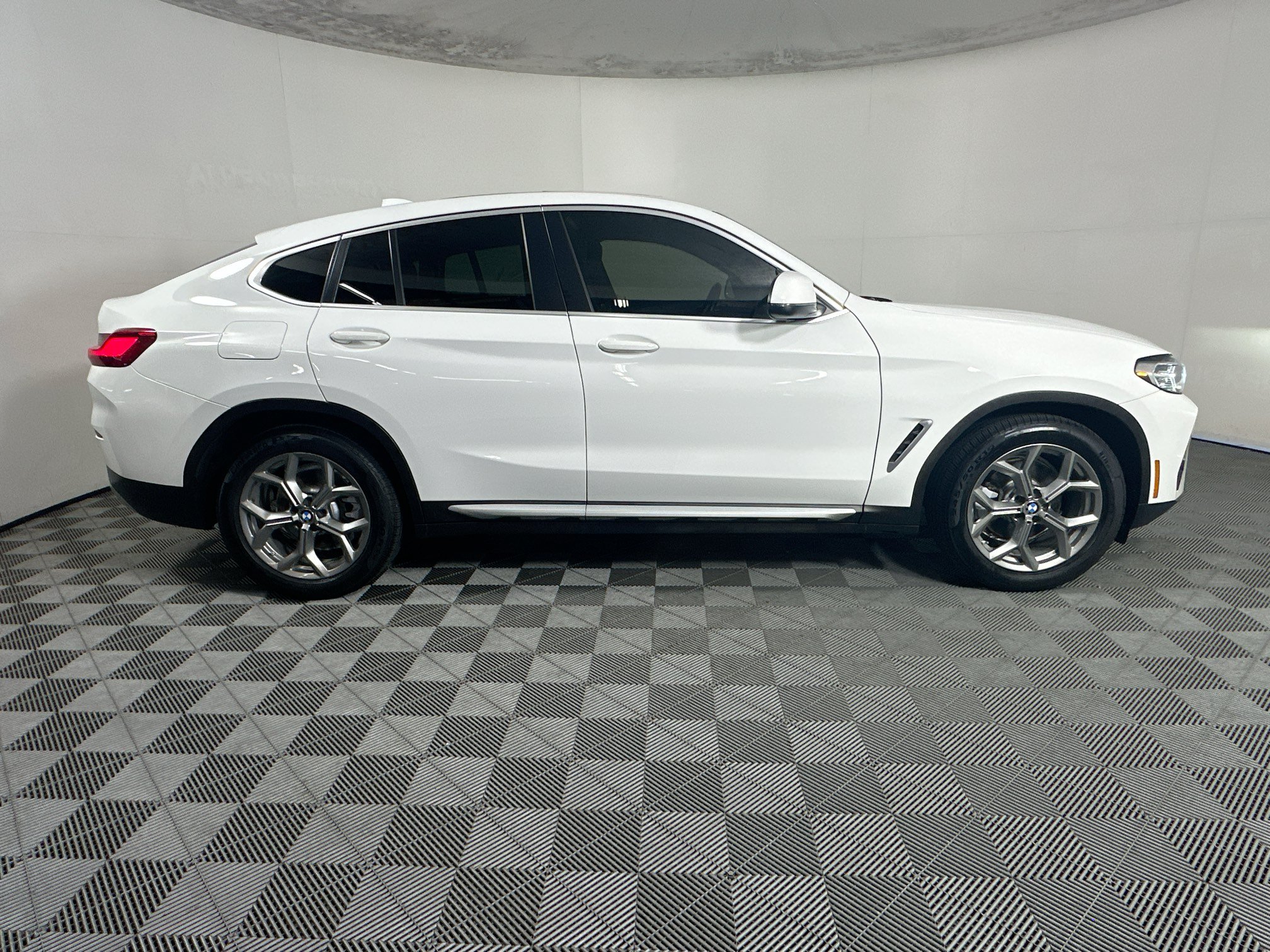 Used 2023 BMW X4 xDrive30i w/ Convenience Package AWD/4WD image 2