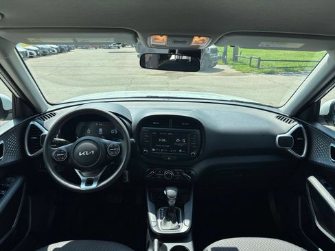 Used 2025 Kia Soul LX w/ LX Technology Package FWD image 31