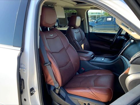 Used 2019 Cadillac Escalade Premium Luxury RWD image 9