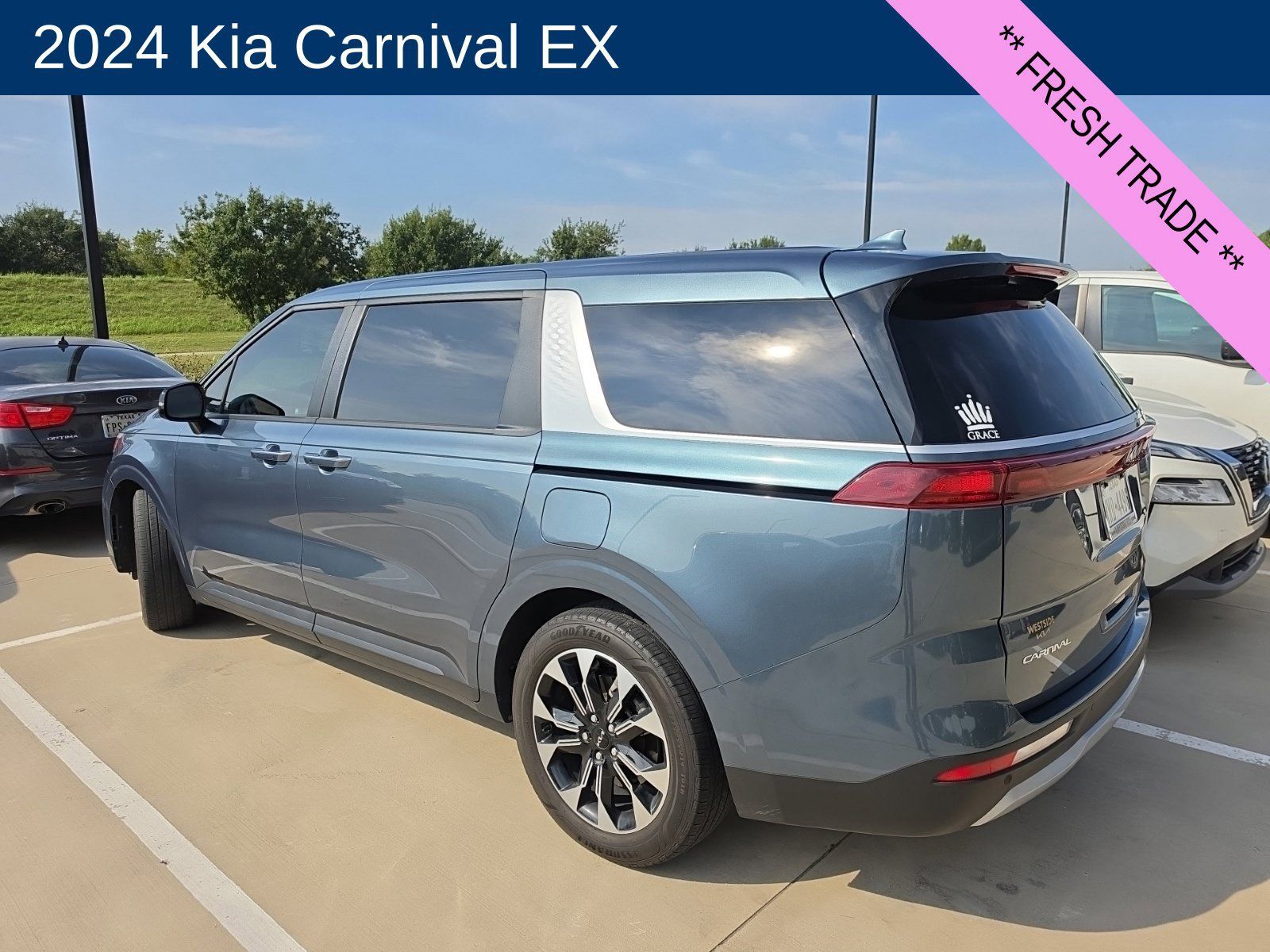 Used 2024 Kia Carnival EX FWD image 2