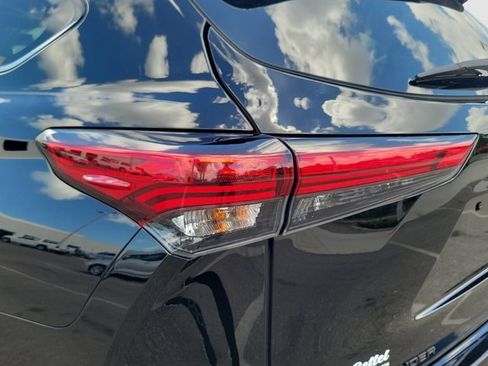 Used 2022 Toyota Highlander XLE AWD/4WD image 8