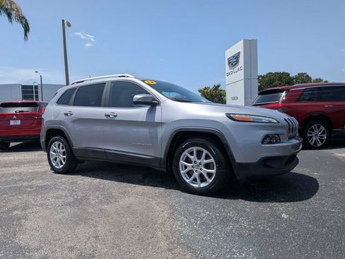 Used 2018 Jeep Cherokee Latitude FWD image 2