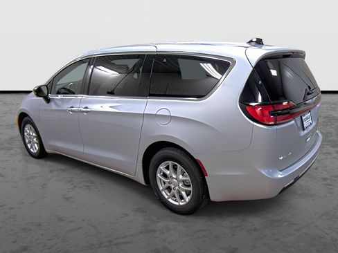 New 2026 Chrysler Pacifica Select image 2