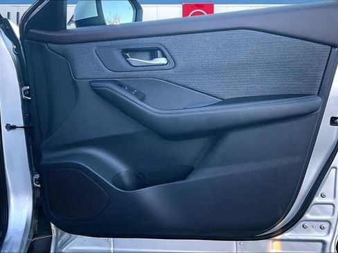 Used 2022 Nissan Rogue SV image 25