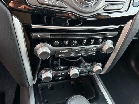 Used 2019 Nissan Pathfinder S image 27