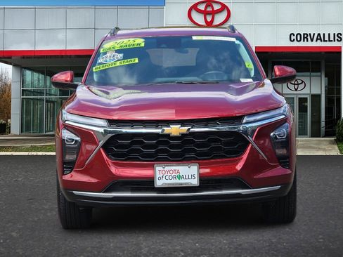 Used 2025 Chevrolet Trax LT FWD image 9
