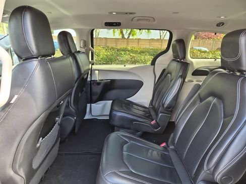 Used 2022 Chrysler Pacifica Touring-L FWD image 13