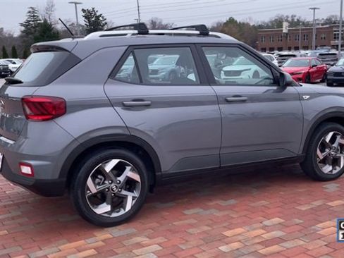 Used 2023 Hyundai Venue SEL image 3