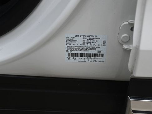 Used 2025 Ford Explorer Active w/ Active Comfort Package image 21