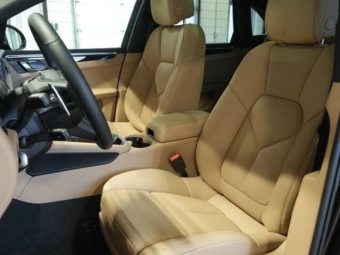 New 2026 Porsche Macan image 5