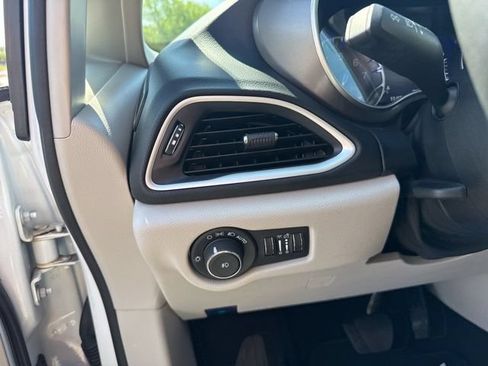 Used 2024 Chrysler Pacifica Touring-L FWD image 15