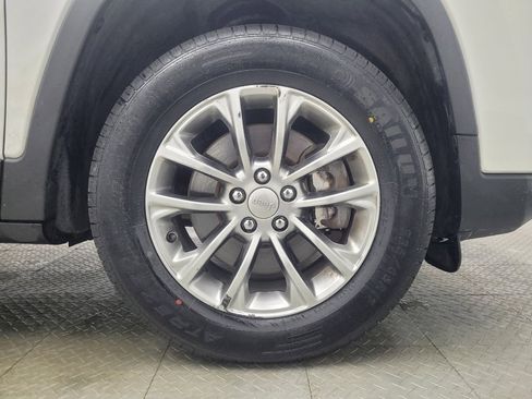 Used 2019 Jeep Cherokee Latitude Plus w/ Cold Weather Group image 31