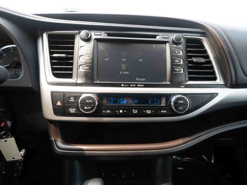 Used 2019 Toyota Highlander Plus AWD/4WD image 17