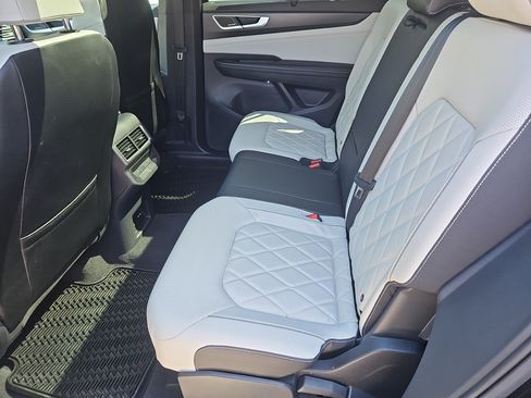 Certified 2024 Volkswagen Atlas Cross Sport SEL Premium R-Line AWD/4WD image 37
