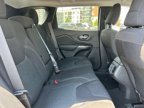 Used 2019 Jeep Cherokee Latitude w/ Popular Appearance Group AWD/4WD image 30