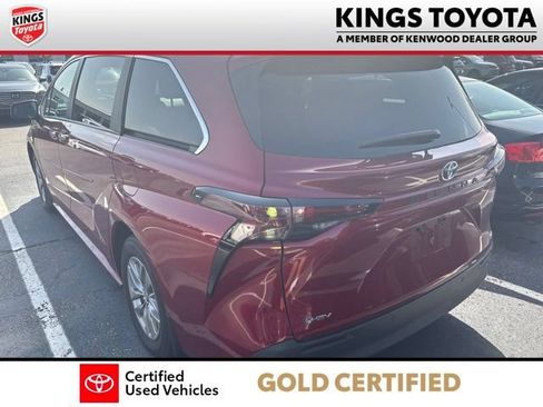 Used 2025 Toyota Sienna XLE FWD image 5