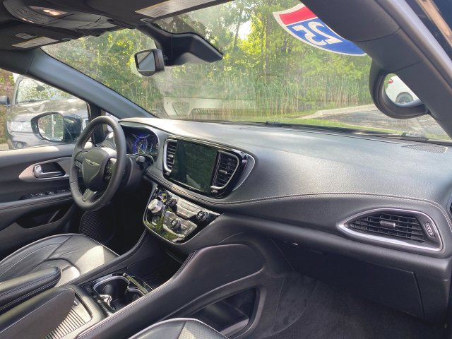 Used 2025 Chrysler Pacifica Limited FWD image 28